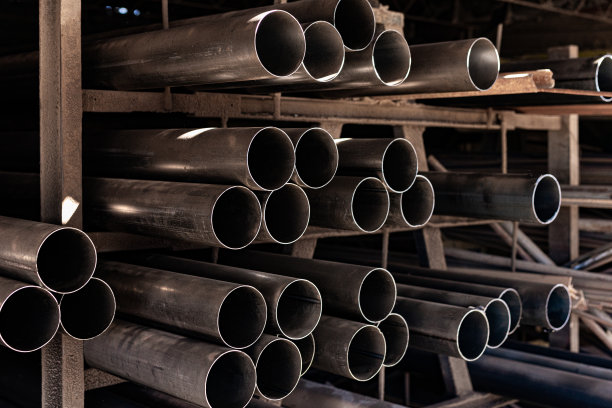 建筑工地或制造商用于住宅和商业建筑的不同金属制品和材料图片下载