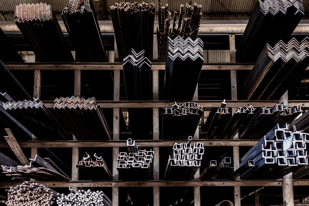 建筑工地或制造商用于住宅和商业建筑的不同金属制品和材料图片下载