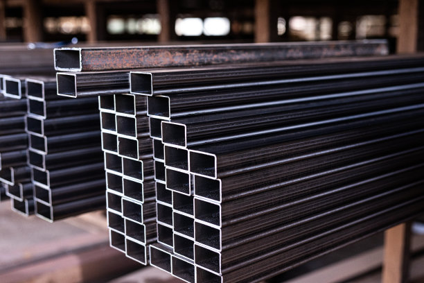 建筑工地或制造商用于住宅和商业建筑的不同金属制品和材料图片下载