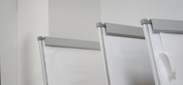 一排干净的白板上的横幅，用于在展台上进行商业展示。办公白板，用于在办公室进行业务培训。培训和研讨会的概念。图片下载