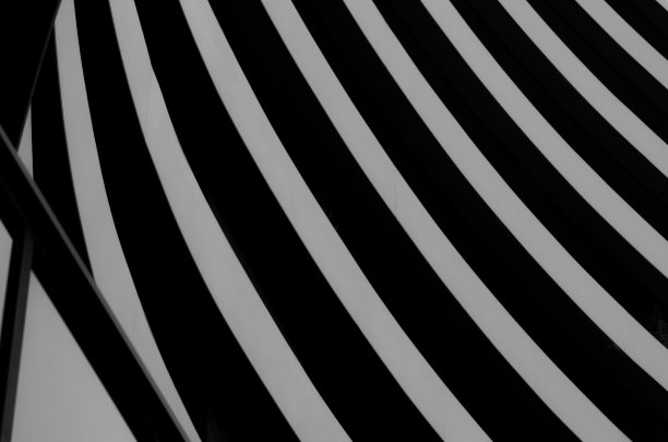 建筑风格有趣的大建筑。背景黑色和灰色条纹。以线条的形式建造图片下载