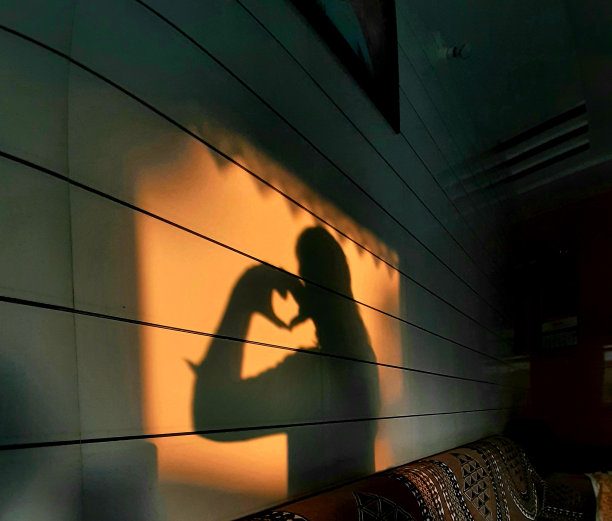 喜欢阳光的女孩的影子图片下载