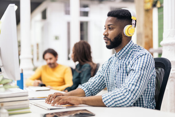 非洲上班族戴着耳机图片下载