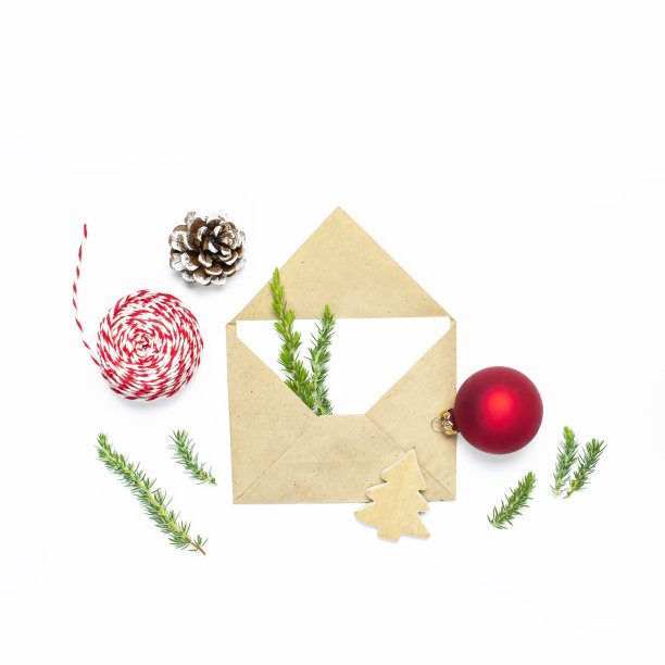 圣诞组成。信封与空白白纸，杉树枝，圆锥体，红色球，缠绕礼品在白色背景平铺俯视拷贝空间，方形。圣诞冬季装饰，新年新年图片下载