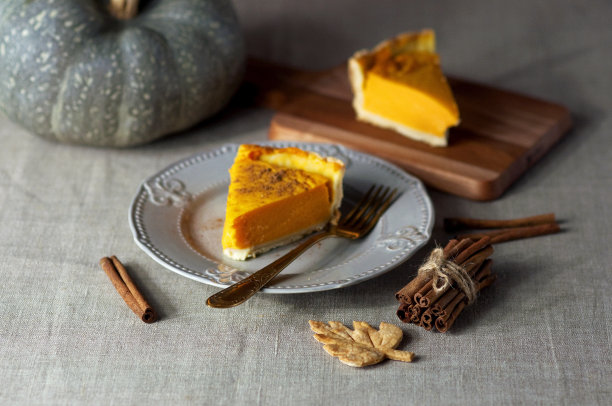 桌子上有一块带肉桂的南瓜派。馅饼，南瓜，肉桂，糕点，甜点图片下载