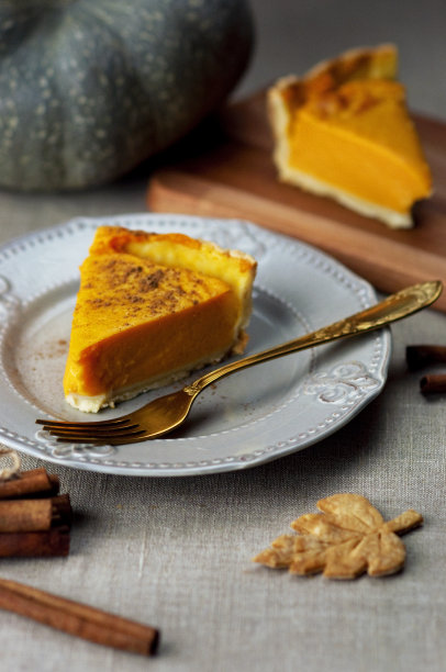 桌子上有一块带肉桂的南瓜派。馅饼，南瓜，肉桂，糕点，甜点图片下载