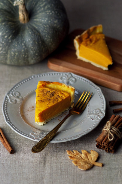 桌子上有一块带肉桂的南瓜派。馅饼，南瓜，肉桂，糕点，甜点图片下载