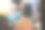 为染发准备染发剂的女人。在美容院染发。专业的巫师在沙龙里画头发。美容理念，护发图片下载