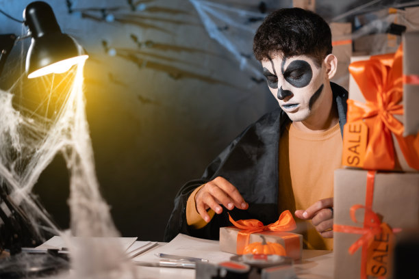 成功的小企业主，自由化妆师骨架准备包裹投递到客户，中小企业企业家，万圣节销售，促销和折扣图片下载