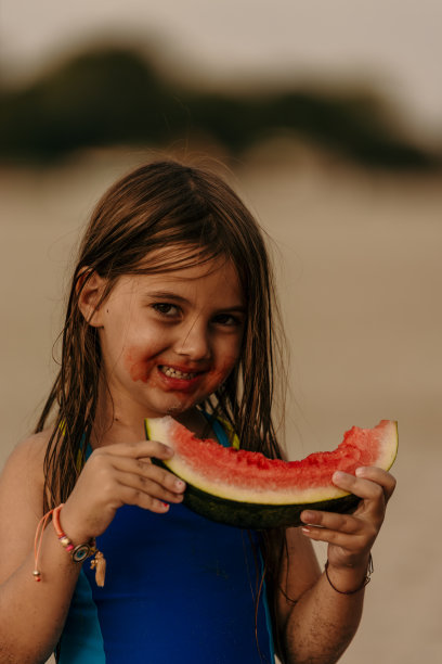 孩子在吃西瓜图片下载
