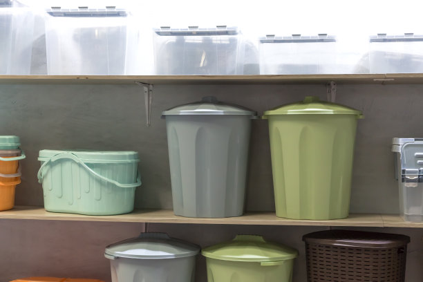 多种颜色不同的塑料容器，用于存储和组织家庭空间。房子顺序的概念。图片下载