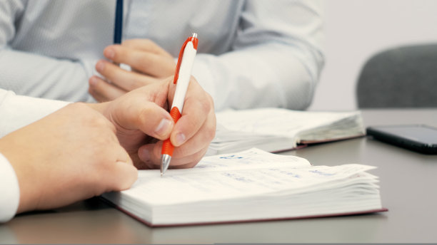 会议室的员工在笔记本上做笔记图片下载