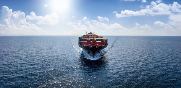 集装箱货轮在海洋上旅行的前视图与拷贝空间图片下载