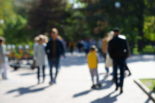 人们走在城市的中心大街上。图片下载