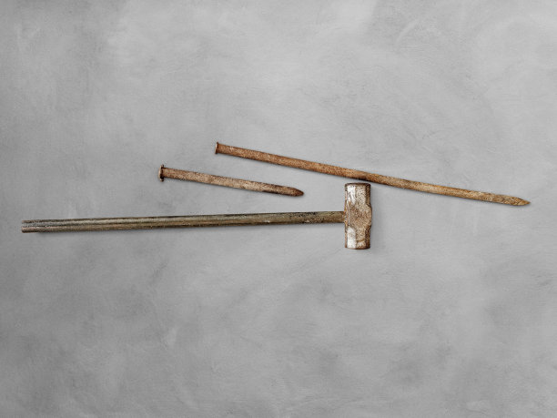 泥瓦匠的锤子和凿子放在水泥地上图片下载