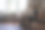 车间里，身穿围裙的年轻女子坐在圆桌旁的椅子上，为手工制作的陶瓷花瓶作画图片下载