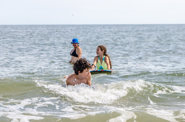 妈妈和孩子们在大西洋里玩耍图片下载