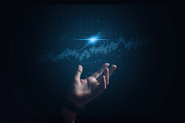 全球商业网络。股票交易的投资和成功。手上方有图形的全息图。图片下载