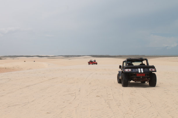 旅游车用于在白色沙丘和巴西海岸偏僻的地方旅游-杰里科卡拉-塞阿拉图片下载