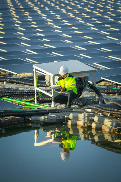 专业男工程师工作检查面板的画像图片下载