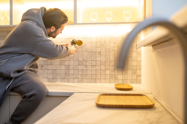 专业安装插座在墙上图片下载