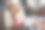 戴着新年帽、穿着白色毛衣的母亲给儿子看平板电脑上的游戏，陪他度过闲暇时光。妈妈在网上商店为她的儿子订购玩具图片下载
