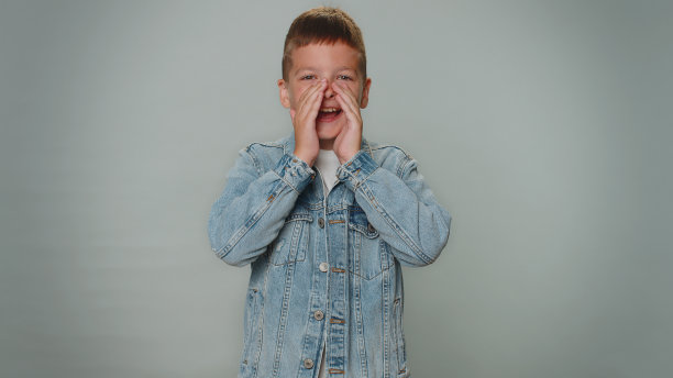 蹒跚学步的孩子男孩小孩大声尖叫，大喊，大喊，宣布打折销售快点你好图片下载