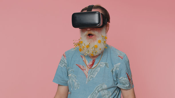 人类使用虚拟现实未来技术VR头盔来玩模拟3D视频游戏图片下载