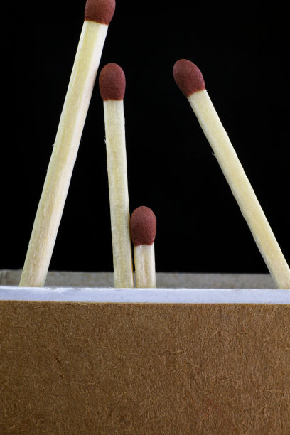 特写火柴棒黑色背景图片下载