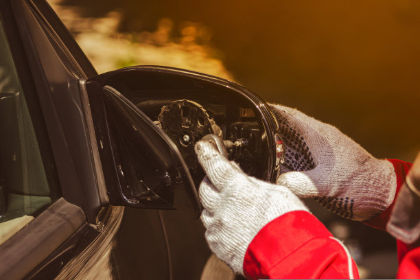 汽车修理工穿制服更换车身部件。更换车镜。汽车车体发生事故后免费维修图片下载