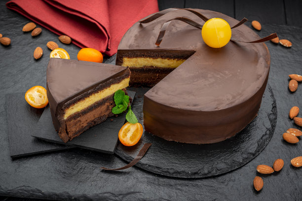 不同层次的巧克力蛋糕。健康的食物图片下载