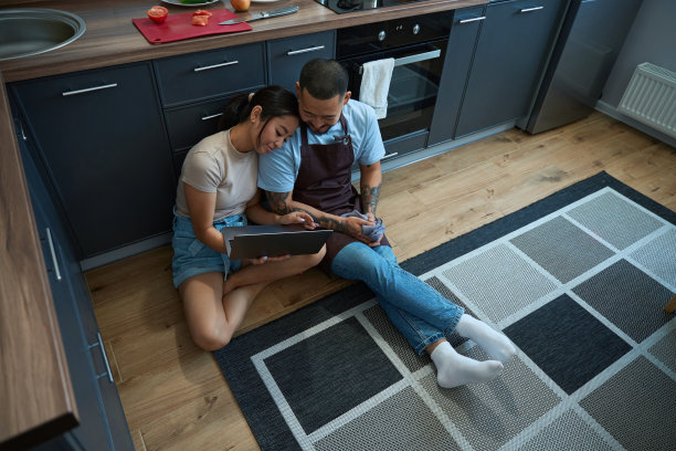 一个男人和一个女人在看笔记本电脑里的好东西图片下载