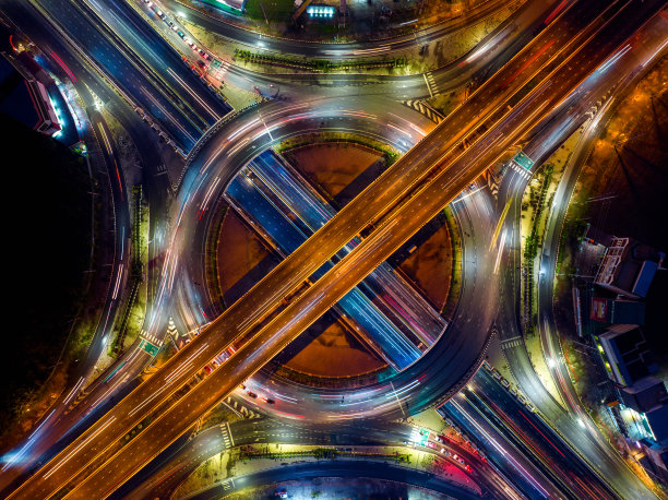 相交圆的延时。晚上交通繁忙。图片下载