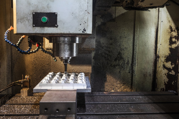 现代工厂铣床及零件毛坯图片下载