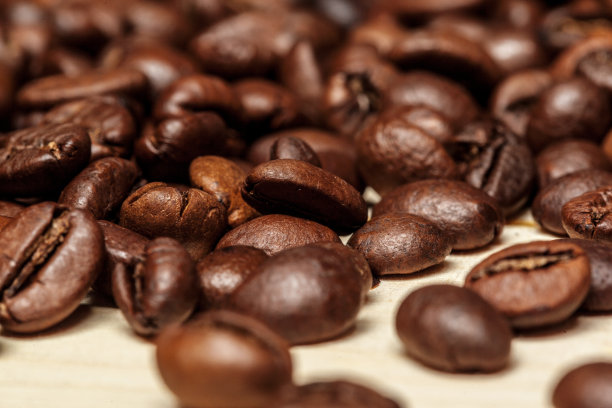 咖啡豆在木制背景上的特写图片下载