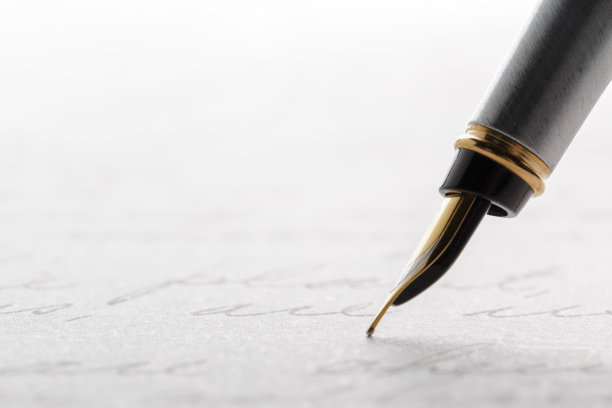 钢笔在书写页图片下载