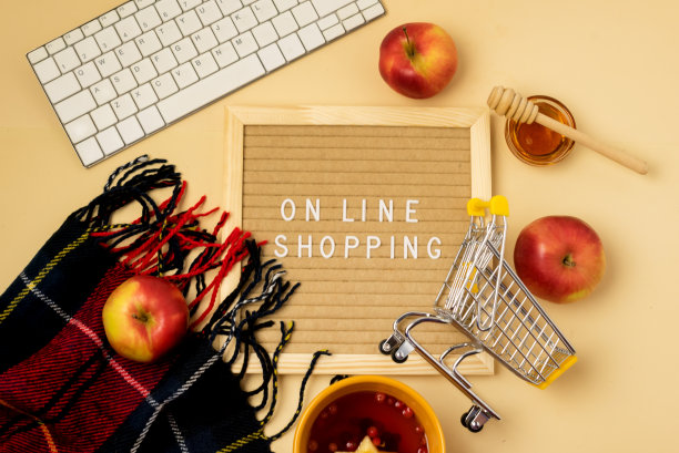 网上购物秋季季节性购物概念白色键盘购物车手推车茶蜂蜜围巾字母板与网上购物消息顶部视图图片下载