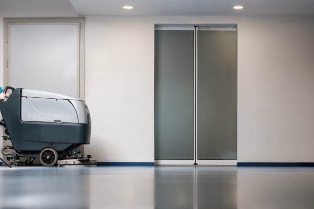 专业的地板清洁机，清洁一个空的商务中心的地板图片下载