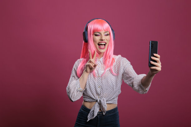 现代漂亮女孩用智能手机应用拍照图片下载