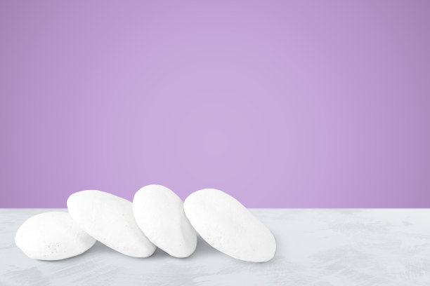 温泉石放在桌子上图片下载