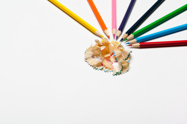 铅笔和铅笔屑孤立在白色背景上图片下载