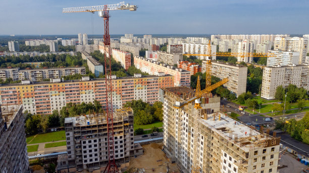 在建的新高层公寓大楼。晴朗夜晚的航拍照片图片下载