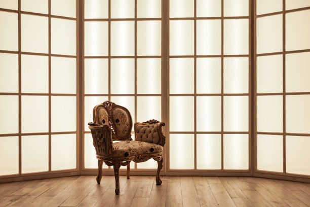 复古复古的深灰色扶手椅，对着客厅的大采光窗。背景时尚的阁楼内部模拟照片与椅子。背景设计室内墙纸。复制文本空间图片下载