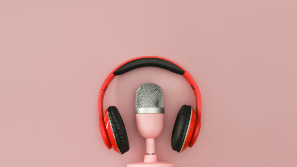 粉红色背景下的红色无线耳机和麦克风。技术及音响设备概念。图片下载