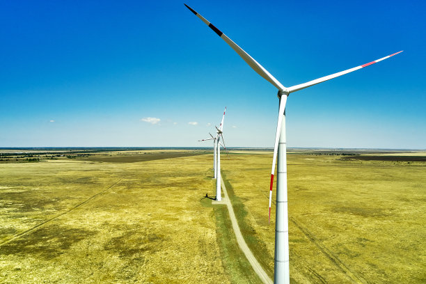 大草原上的风力发电厂映衬着一架无人机拍摄的蓝天图片下载