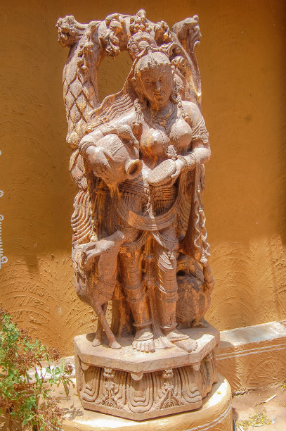 一个美丽的仙女站在一壶水的雕像成为吸引游客的中心图片下载