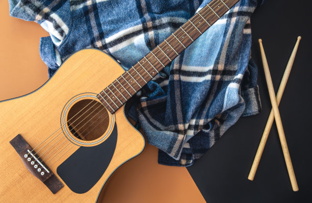 音乐背景与吉他和鼓槌，俯视图。图片下载