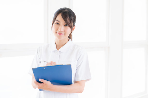 迷人的亚洲护士的微笑，医学问卷图片下载