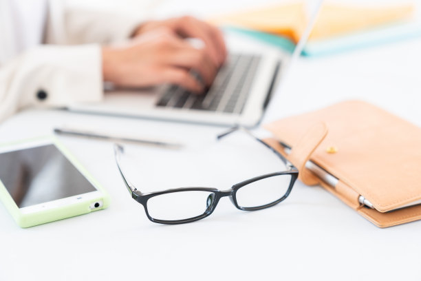 亚洲女商人使用笔记本电脑，双手图片下载