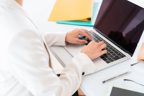 亚洲女商人使用笔记本电脑，双手图片下载